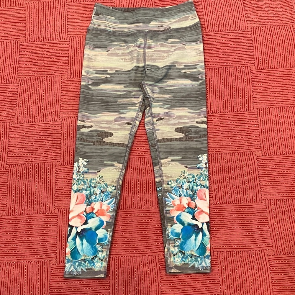 women’s small Leggings Floral / Camo Design capri Evolution and Creative Active